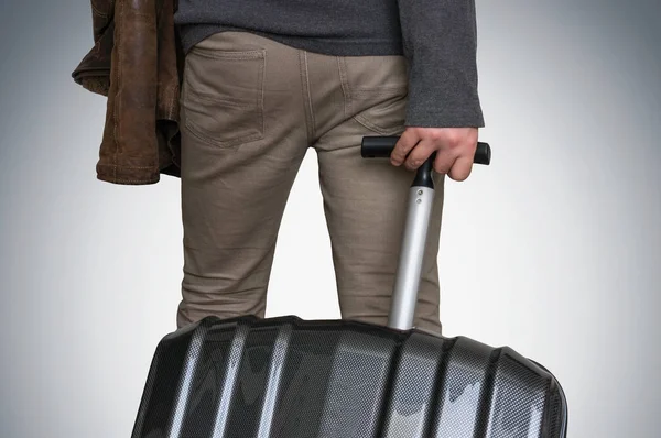 Крупним планом чоловік з валізою ізольовані на темряві — стокове фото