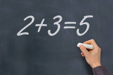 Tebeşir adamla blackboard matematiksel bir görevde sayıyor