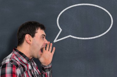 Adam yazı tahtası üzerinde çizilmiş kabarcık ile sınıfı çığlık atıyor