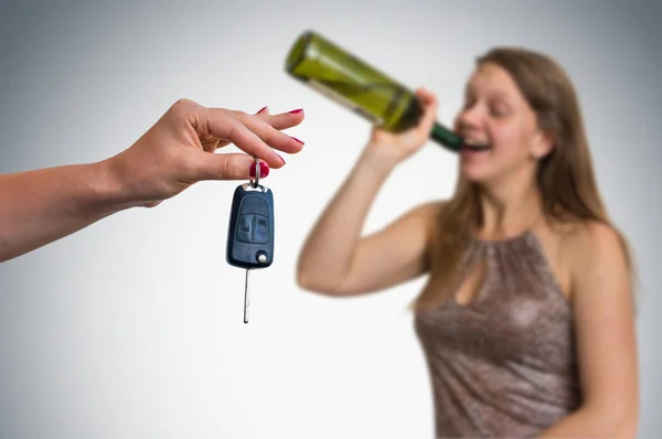 Žena, pití alkoholu a její přítel zobrazující klíče od auta — Stock fotografie