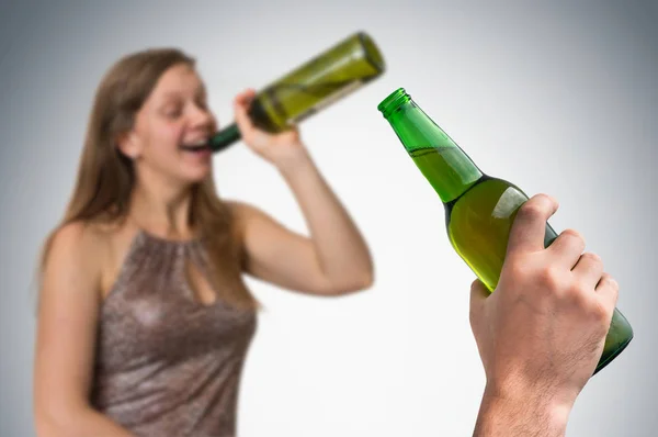 Mujer desenfocada bebiendo alcohol y mano de hombre con cerveza — Foto de Stock