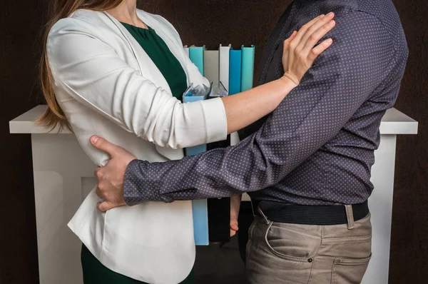 Man rörande kvinnans länd - sexuella trakasserier i office — Stockfoto