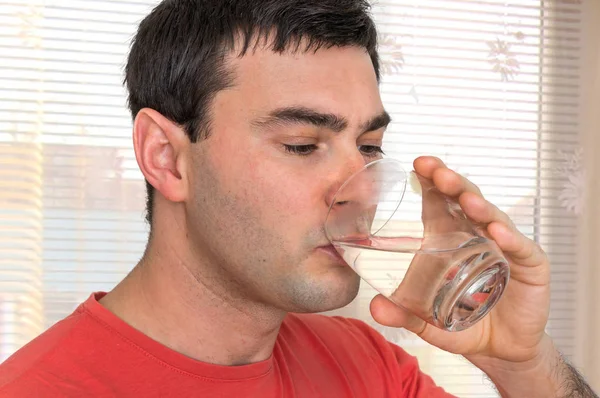 신선한 물을 마시는 젊은 남자 — 스톡 사진