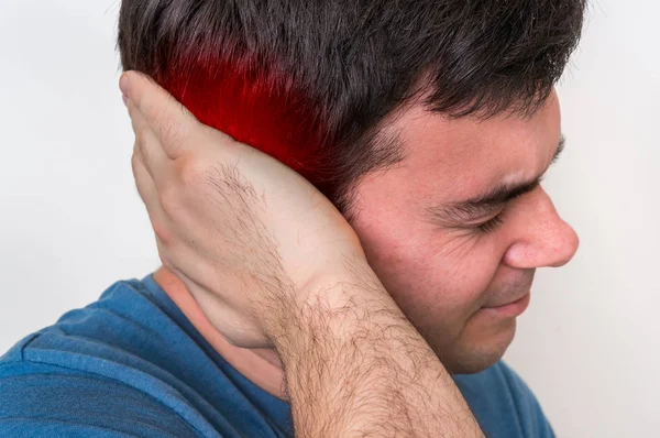Fülfájás ember tartja a fájó fülét — Stock Fotó
