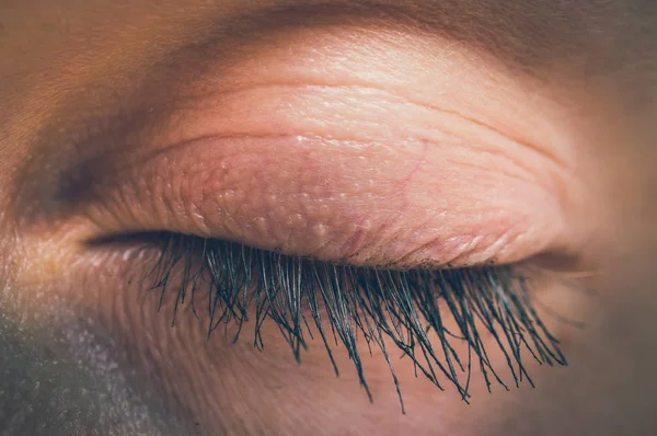 Detaljerad vy av slutna ögat av kvinna - retrostil — Stockfoto