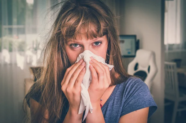 Wanita sakit dengan flu atau bersin dingin ke dalam saputangan — Stok Foto