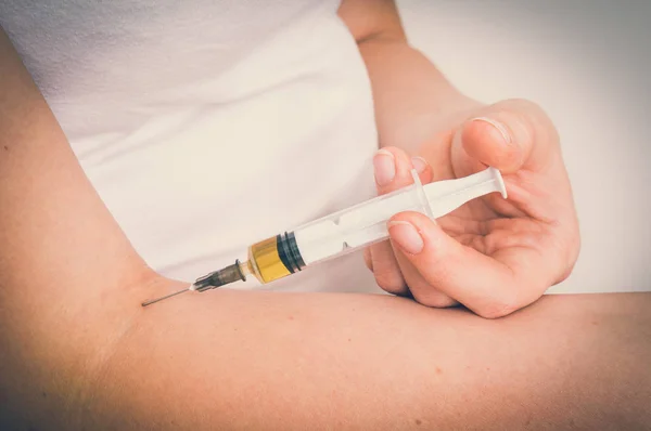 Mulher está se dando injeção de vacina - estilo retro — Fotografia de Stock