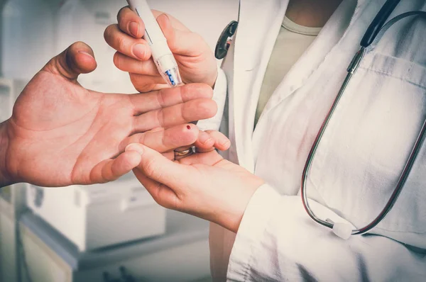 Medição de açúcar no sangue no dedo - conceito de diabetes — Fotografia de Stock