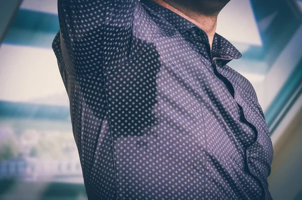 Hombre con sudoración bajo la axila en la oficina de negocios —  Fotos de Stock