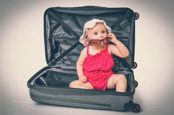 Gelukkig klein kind binnen koffer - retro stijl — Stockfoto