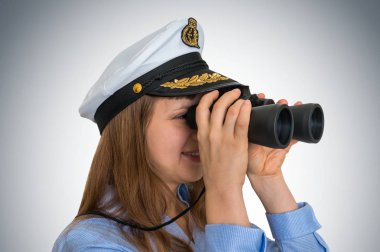 Mutlu kadın Yüzbaşı bir dürbün ile görünüyor