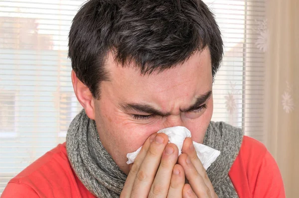 Orang sakit dengan flu atau bersin dingin ke saputangan — Stok Foto