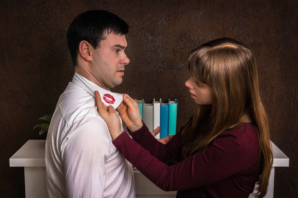 Esposa encontró lápiz labial rojo en el cuello de la camisa - concepto de infidelidad —  Fotos de Stock