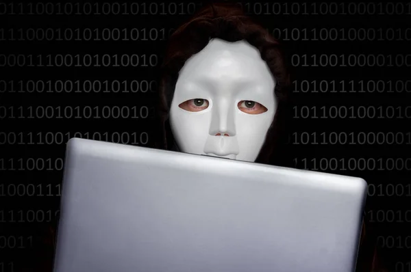 Portrét anonymní člověk s bílou maskou izolované na černém pozadí — Stock fotografie