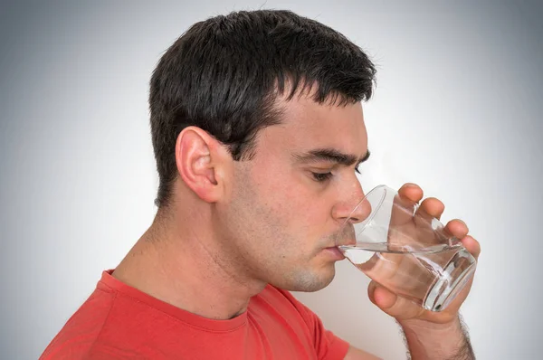 Mladík pití sladké vody — Stock fotografie