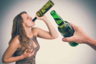 İçme alkol ve bira ile adamın elini odaklanmamış kadın