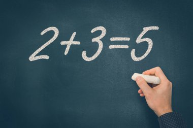 Tebeşir adamla blackboard matematiksel bir görevde sayıyor