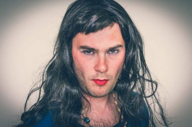 Sakallı adam makyaj ve kadın elbise - retro tarzı