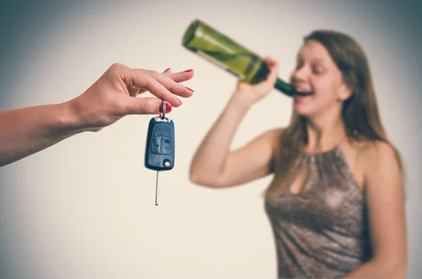 마시는 알콜과 그녀의 친구 자동차 키를 보여주는 여자 — 스톡 사진