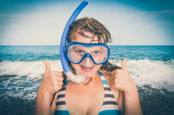 Mujer con máscara de snorkel para paradas de buceo cerca del mar — Foto de Stock