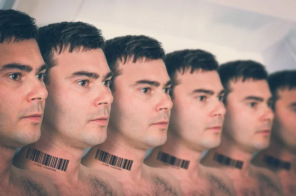 Wielu mężczyzn w wiersz z kodem kreskowym - koncepcja genetyczna klon — Zdjęcie stockowe