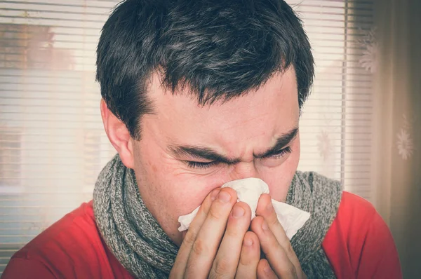 Hombre enfermo con gripe o resfriado estornudando en el pañuelo — Foto de Stock