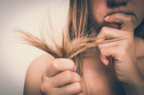 Problèmes capillaires - concept de cheveux cassants, abîmés, secs et perdus — Photo