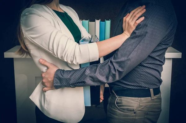 Мужчина трогает чресла женщины - сексуальные домогательства в офисе — стоковое фото