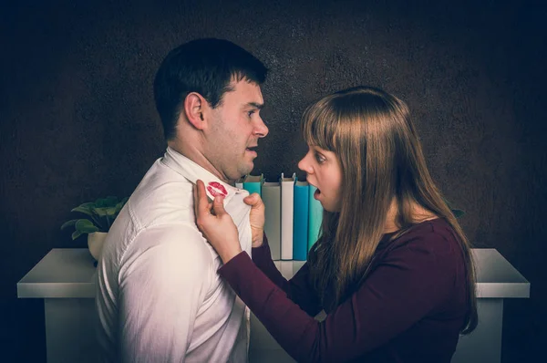 Esposa encontrou batom vermelho no colarinho da camisa - conceito de infidelidade — Fotografia de Stock