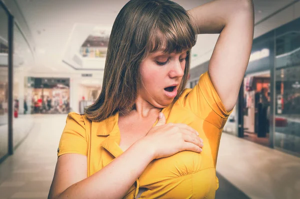 Woman with sweating under armpit in shopping center — Stock Photo, Image