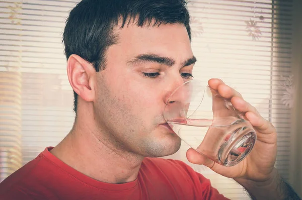 Mladý muž pití pitné vody - retro styl — Stock fotografie
