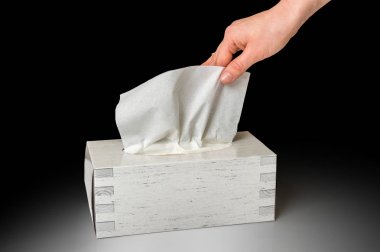 bir kutudan beyaz bir yüz doku çekerek kadın eli