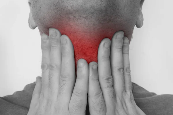 Man med ont i halsen håller sin värkande hals — Stockfoto
