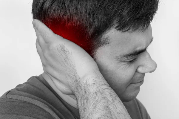 L'homme avec des maux d'oreille tient son oreille douloureuse — Photo