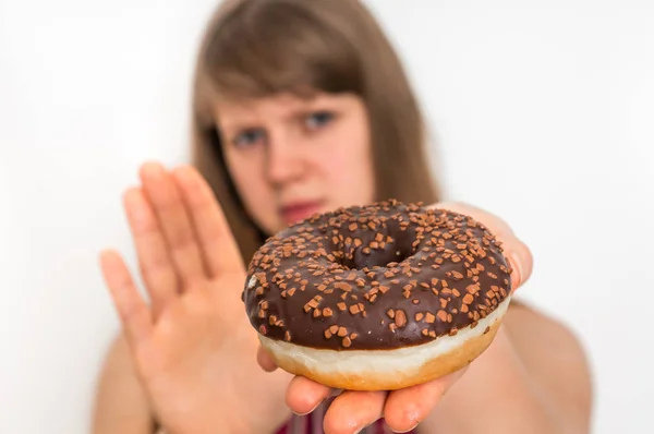 Женщина отказывается есть пончики - диета — стоковое фото