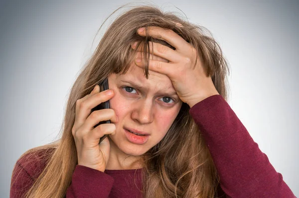 Mujer triste con teléfono móvil - concepto de malas noticias — Foto de Stock