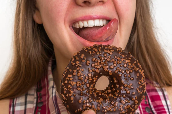 Женщина ест вкусный пончик — стоковое фото