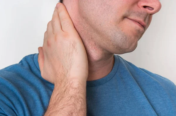 Hombre con lesión muscular que tiene dolor en el cuello — Foto de Stock