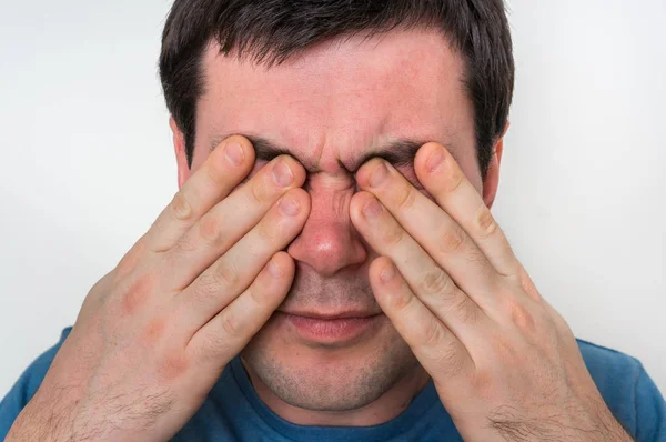 目の痛みを持つ男は、彼の痛む目を保持しています。 — ストック写真