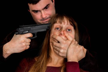 Onun kurbanı bir kafasına hedefleyen bir tabanca ile adam