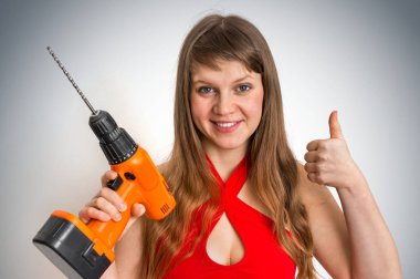 Matkap aletli güzel genç bir kadın.