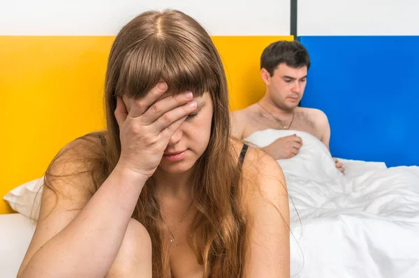 Pareja que tiene conflicto en la cama en casa - concepto de disputa familiar — Foto de Stock