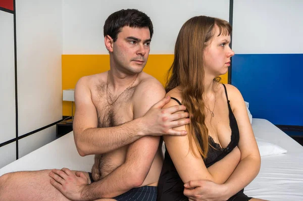 Paar met conflict in bed thuis - familie ruzie concept — Stockfoto