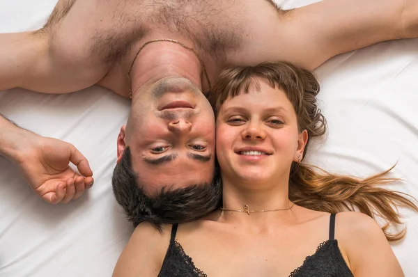 Pohled shora milující pár leží vedle sebe v posteli — Stock fotografie