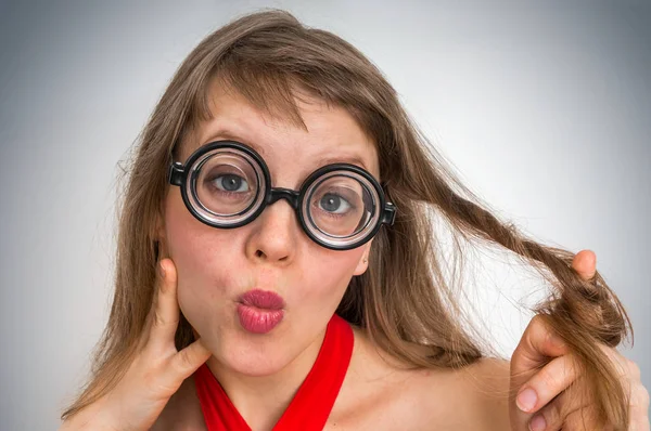 Drôle nerd ou geek femme avec expression sexuelle sur le visage — Photo