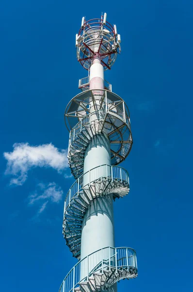 Telecommunications tower on blue sky background — Stock Photo, Image