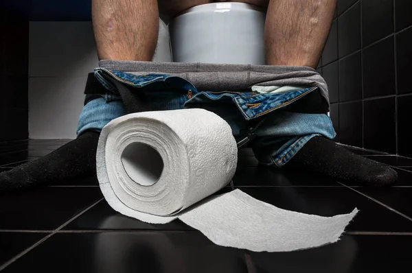 Homem sofre de diarréia está sentado em vaso sanitário — Fotografia de Stock