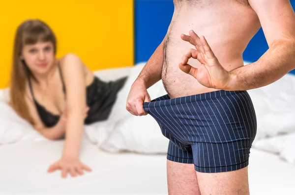 Kadın yatakta ve erkek iç giyim - iktidarsızlık kavramı — Stok fotoğraf