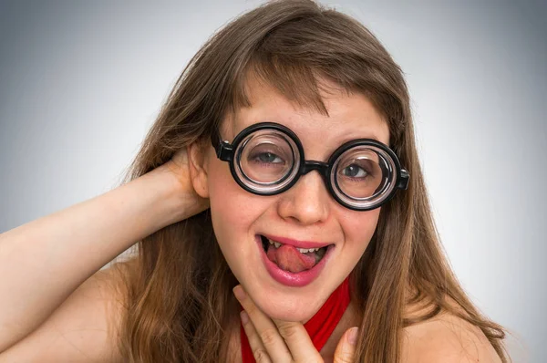 Divertente nerd o geek donna con espressione sessuale sul viso Foto Stock