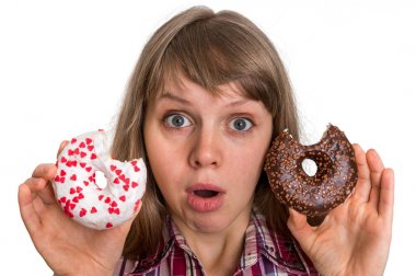 Çekici kadın arasında iki donut seçmektir